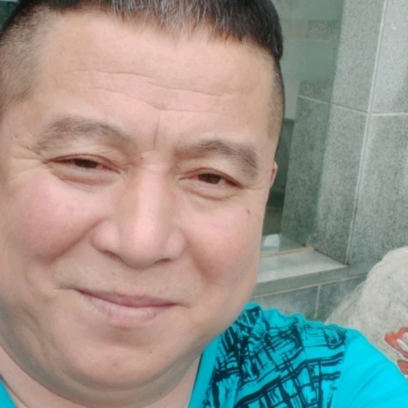 不安踢蜗牛的照片