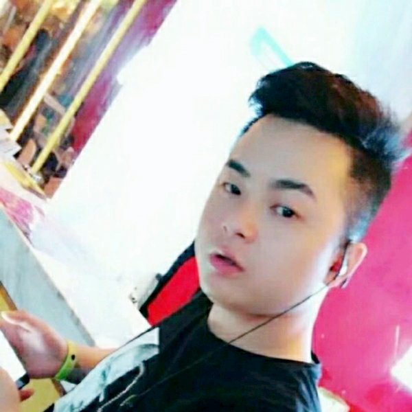 西装苦恋灼热的照片