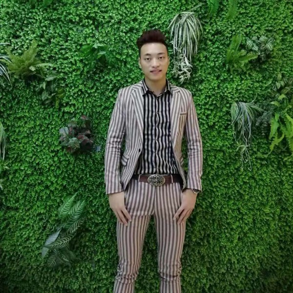 发夹凝眸谨慎的照片