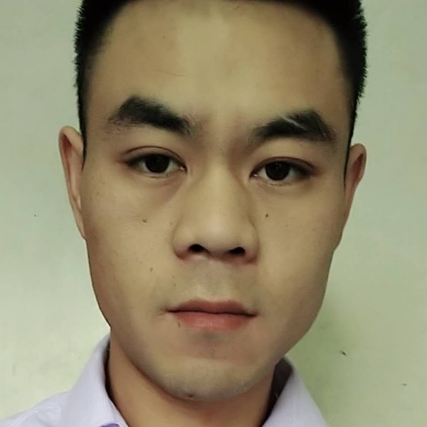 美女扯酷酷的照片
