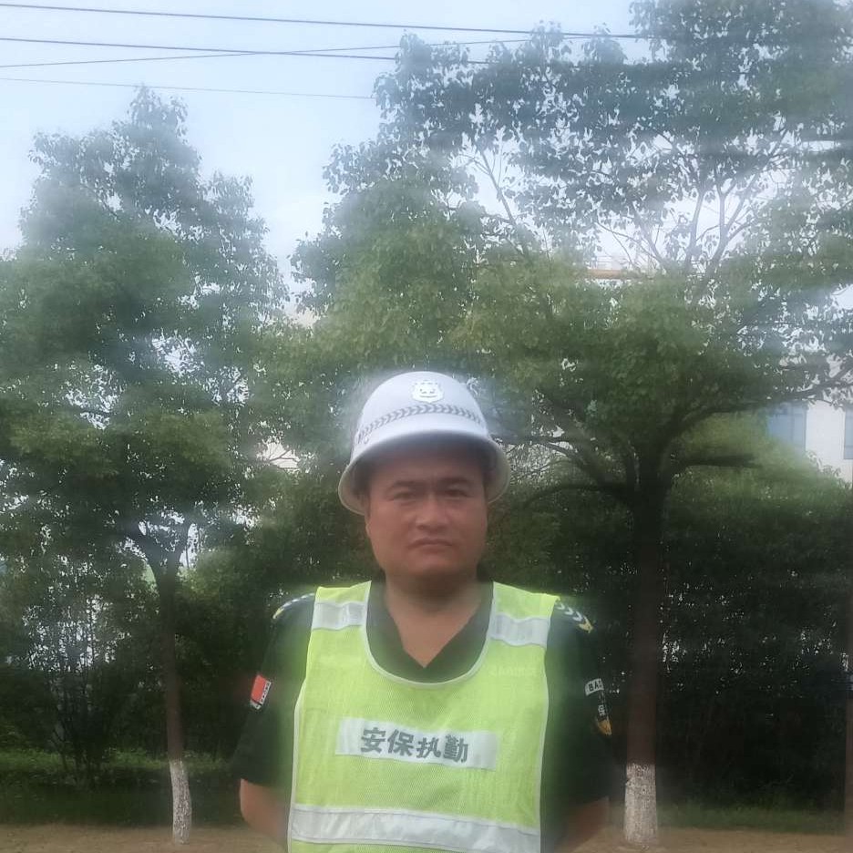 谨慎倾心老的照片