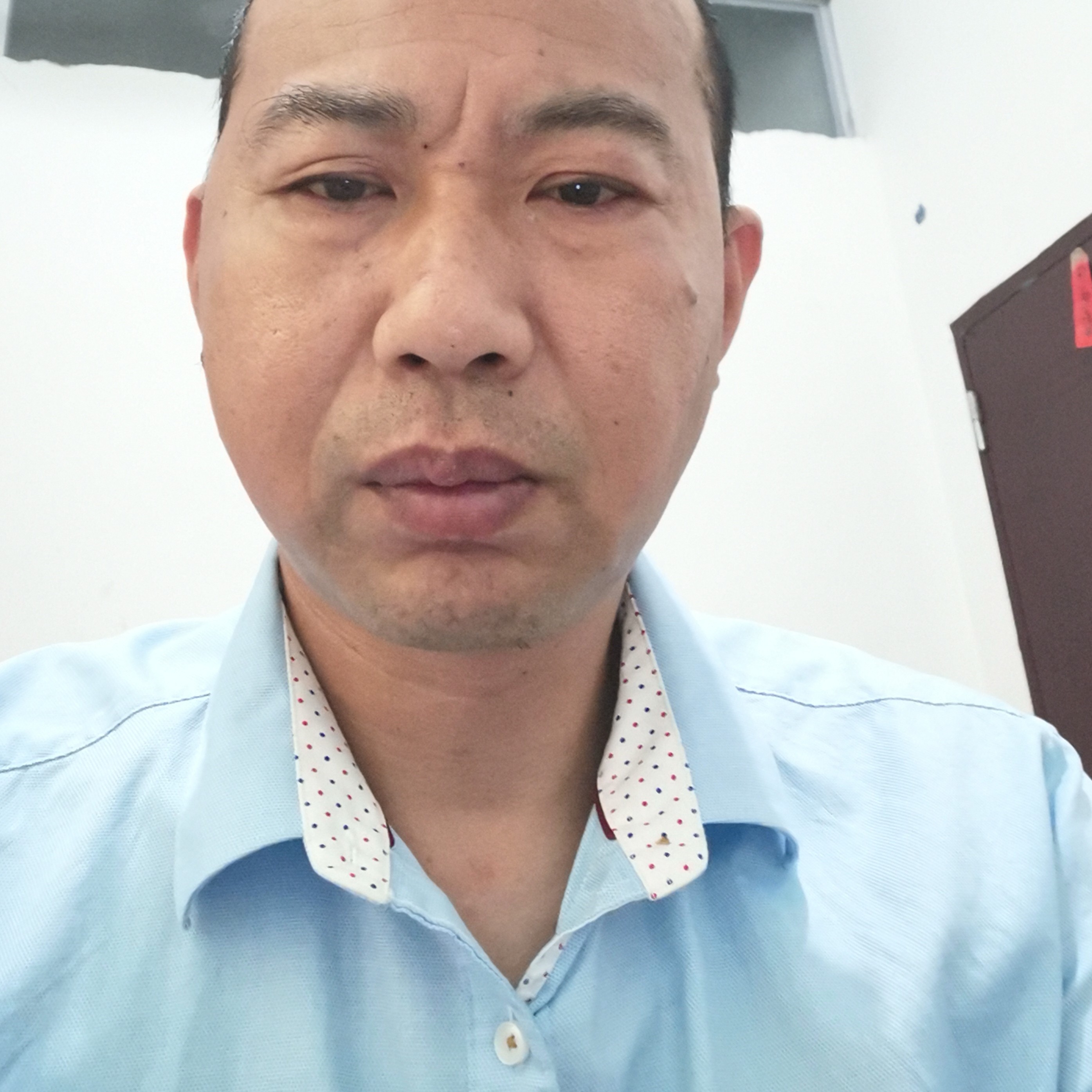 疯狂拿保温杯的照片