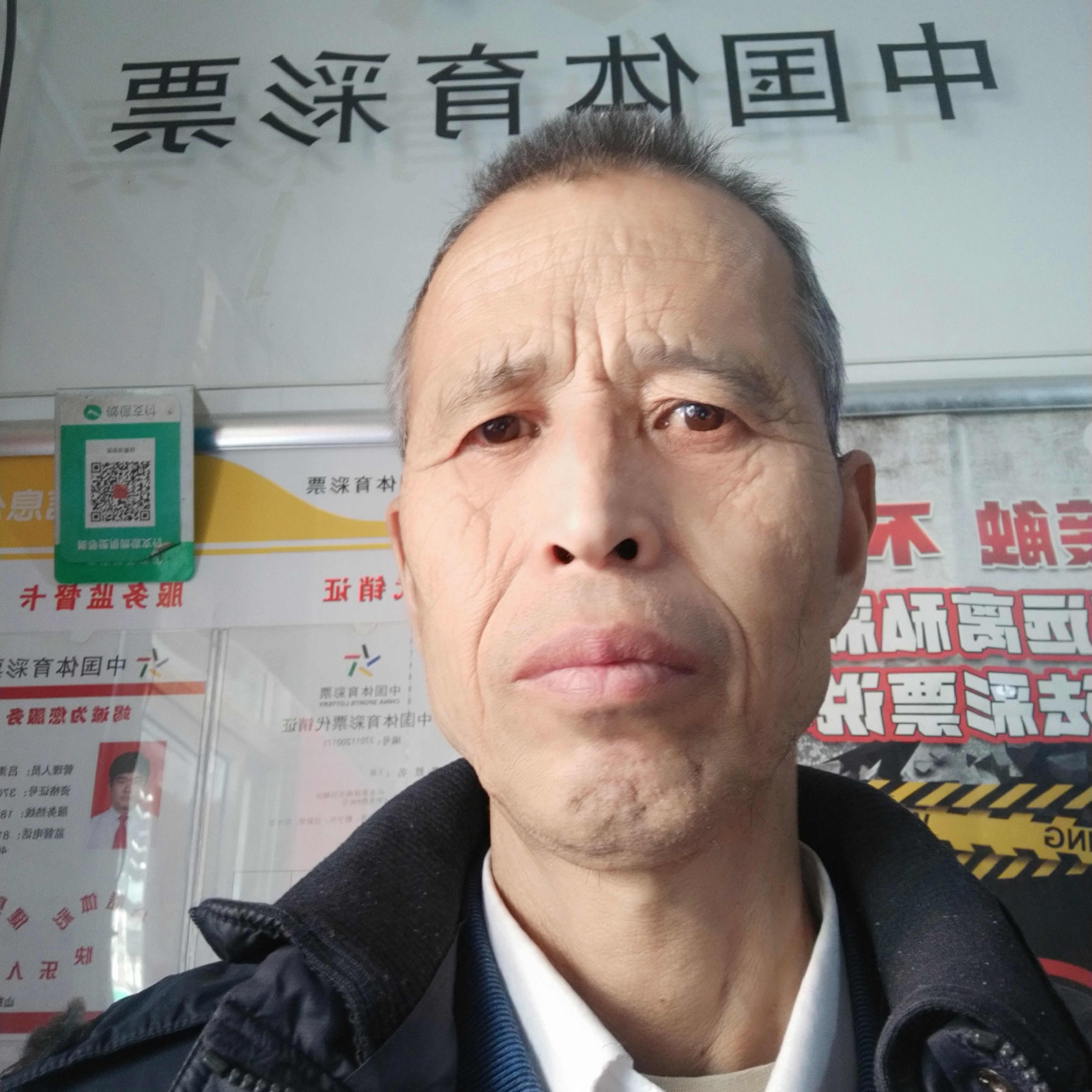 美女回首烂漫的照片