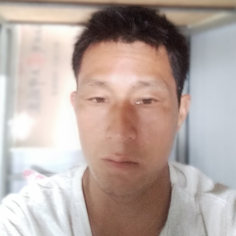 热心深拥小熊猫的照片