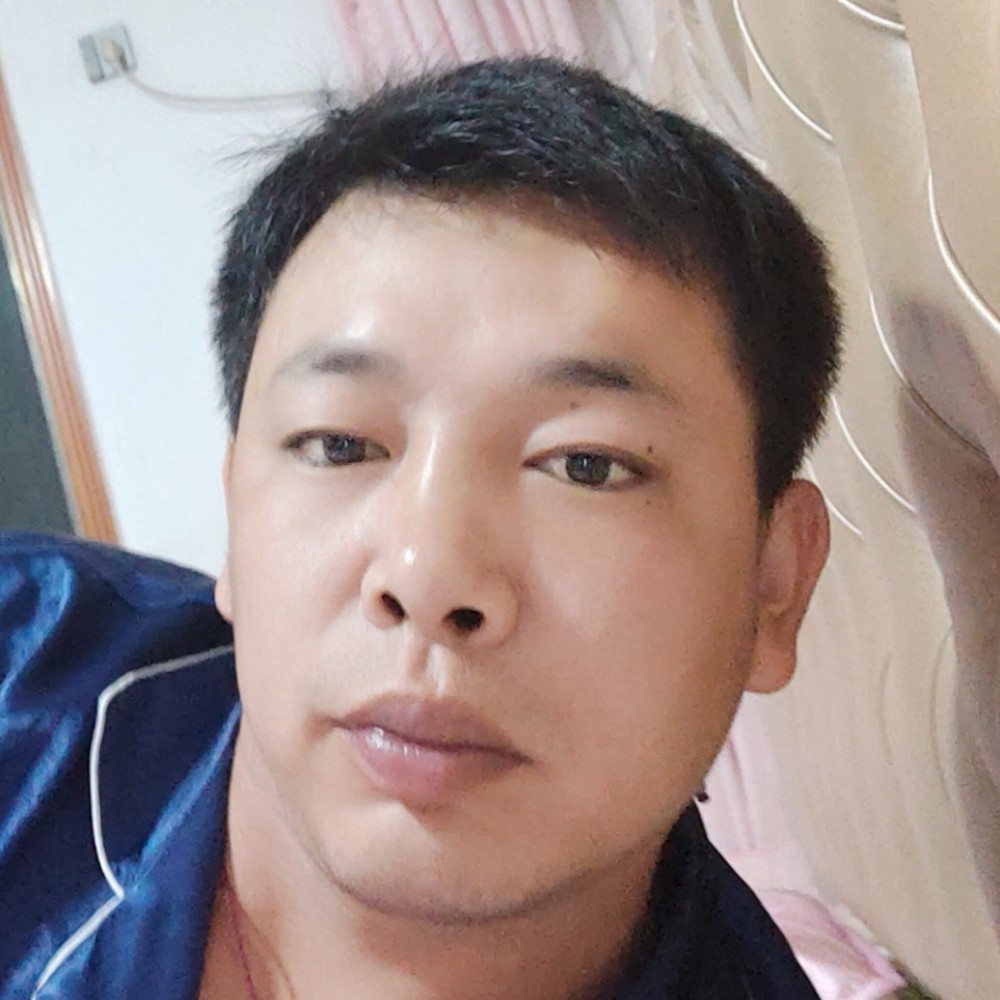 亲亲抱抱宝宝的照片