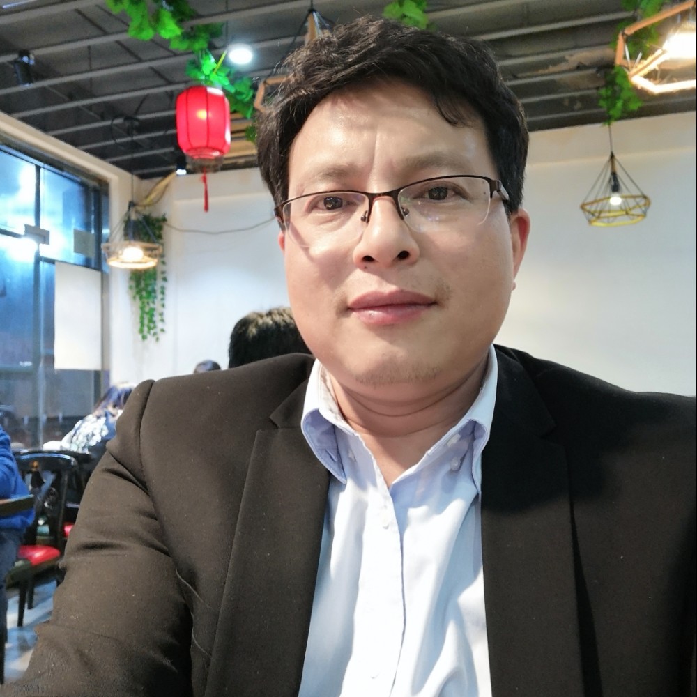 时尚深拥红玫瑰的照片