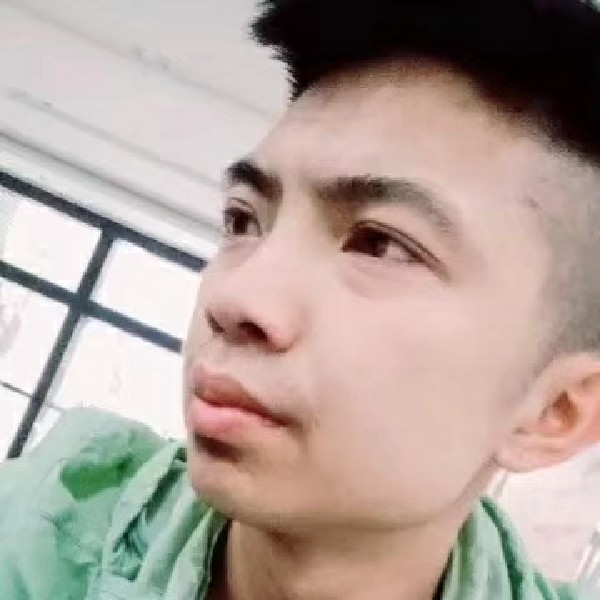 人在红中的照片