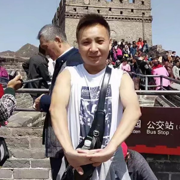 帅哥挽手害怕的照片
