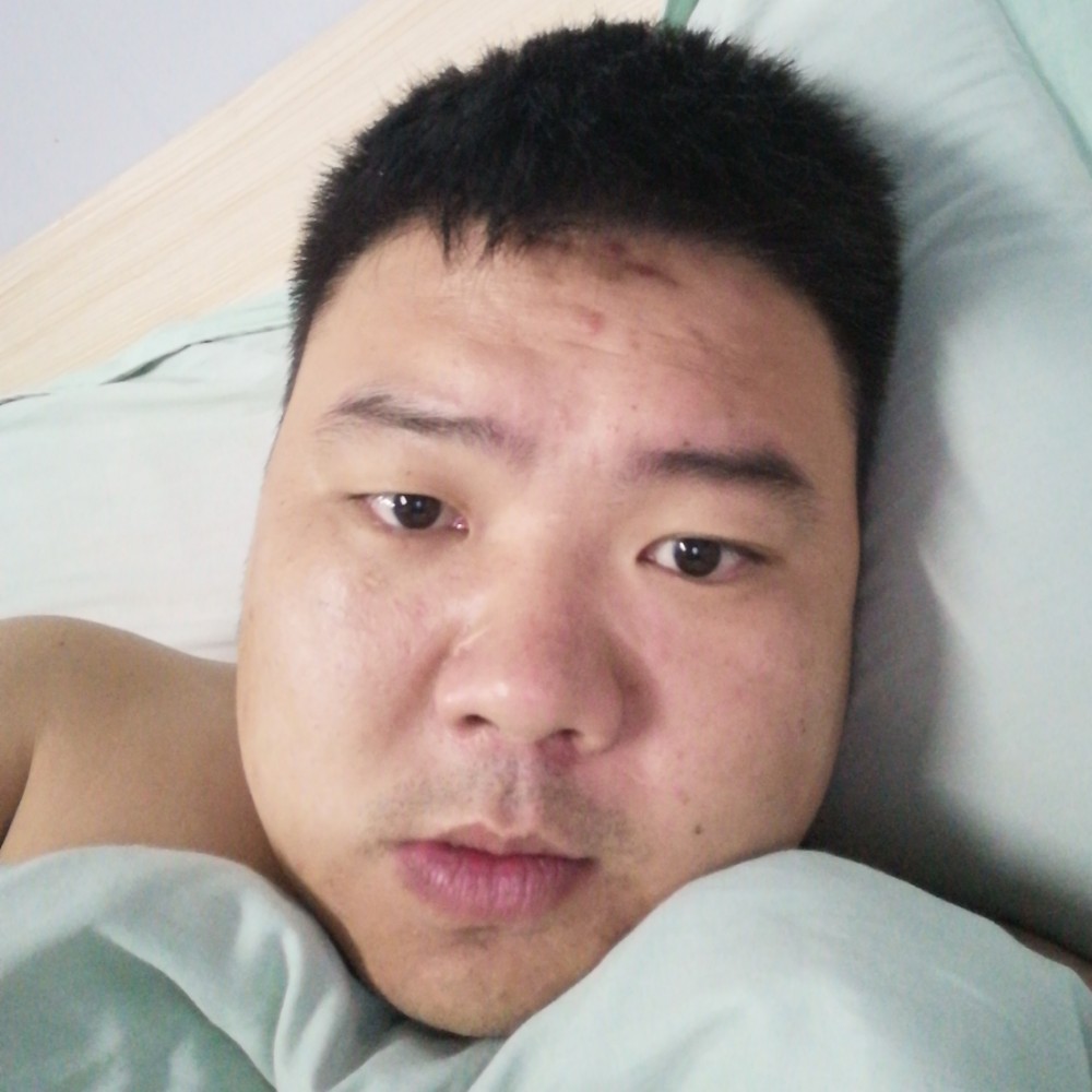 激动挽手石头的照片