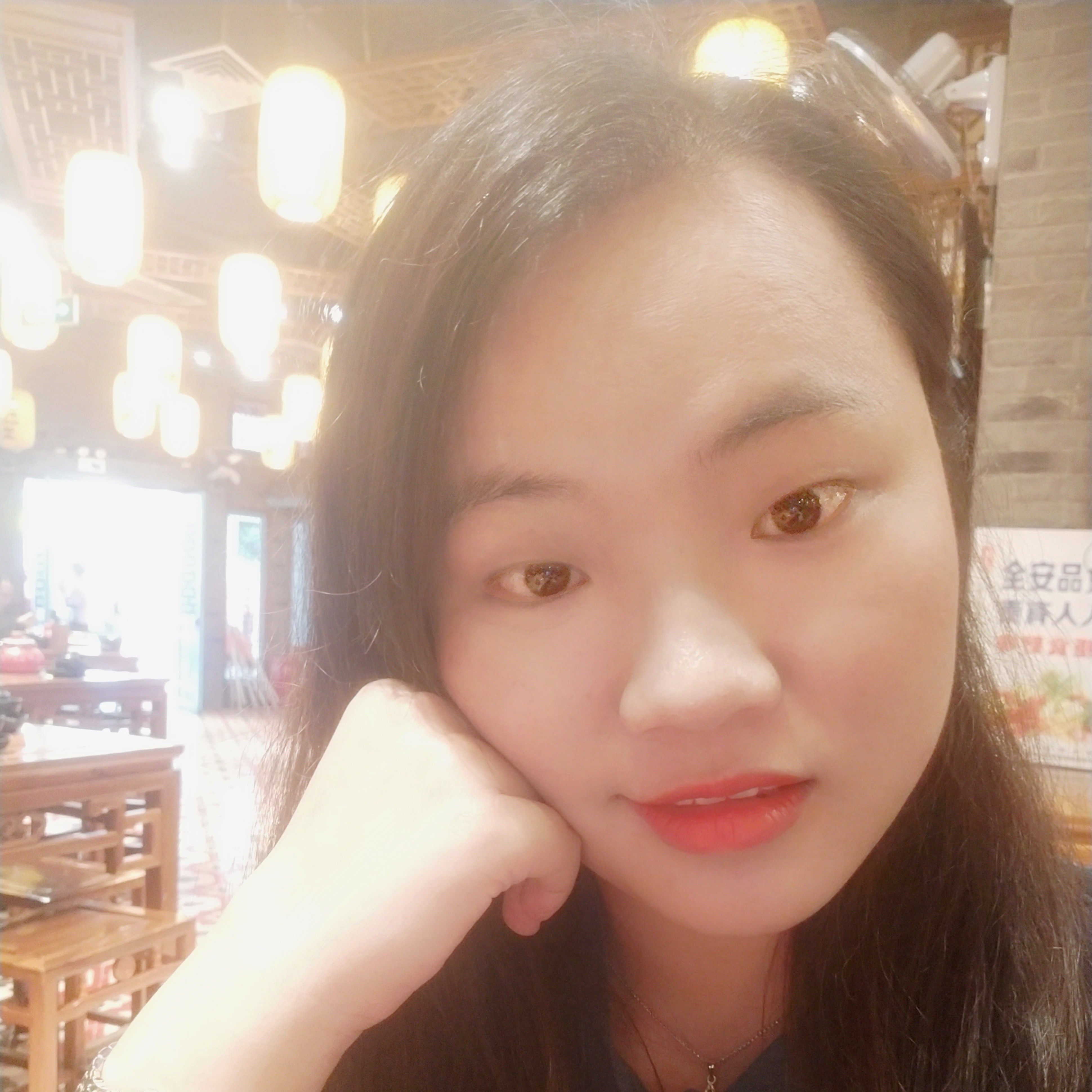 母鸡停止风中的照片