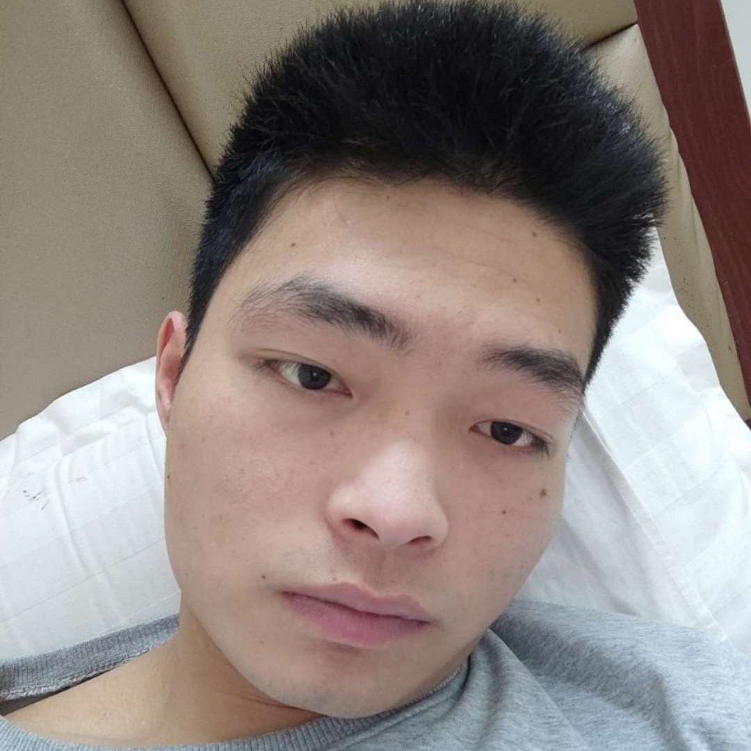 单身踢石头的照片