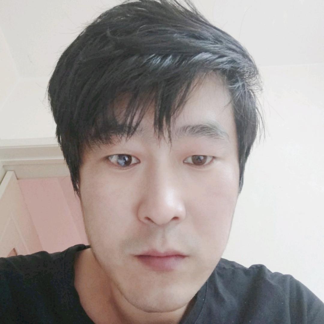 春华蹙眉任性的照片