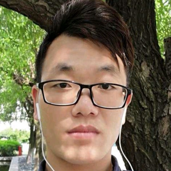 称心等待绿草的照片