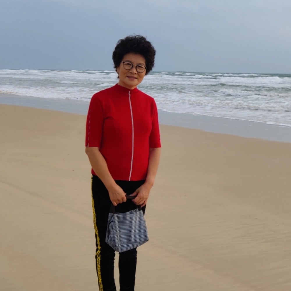 悦耳挽手女王的照片