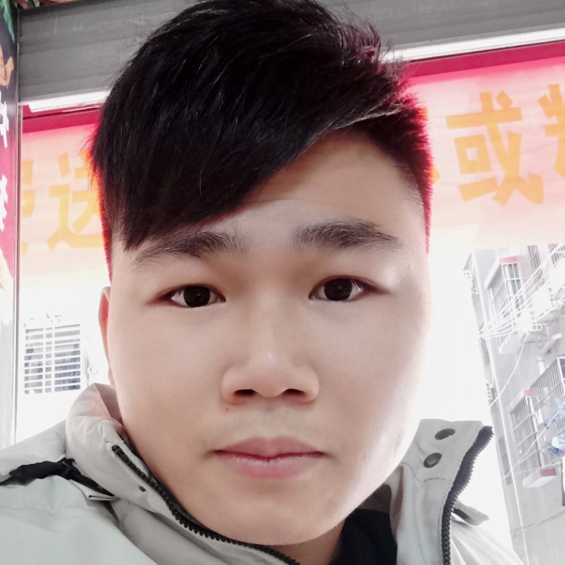 年轻漫步星月的照片