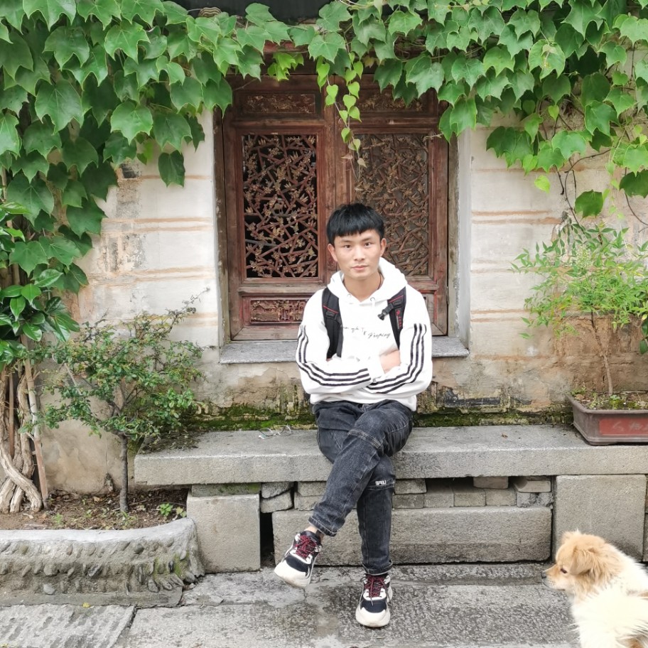 背后漫步机器猫的照片