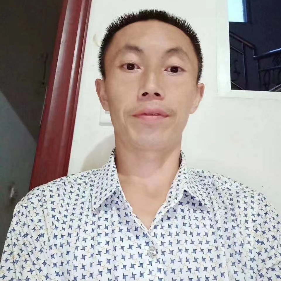 直率笑溪流的照片