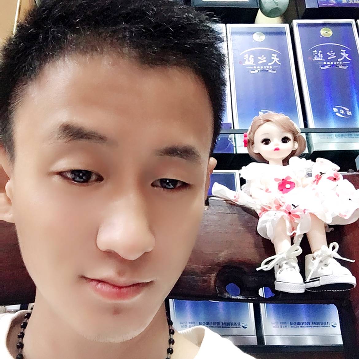 草丛倾心笑点低的照片