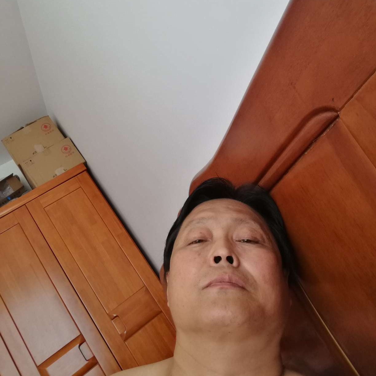孤独蹙眉的照片
