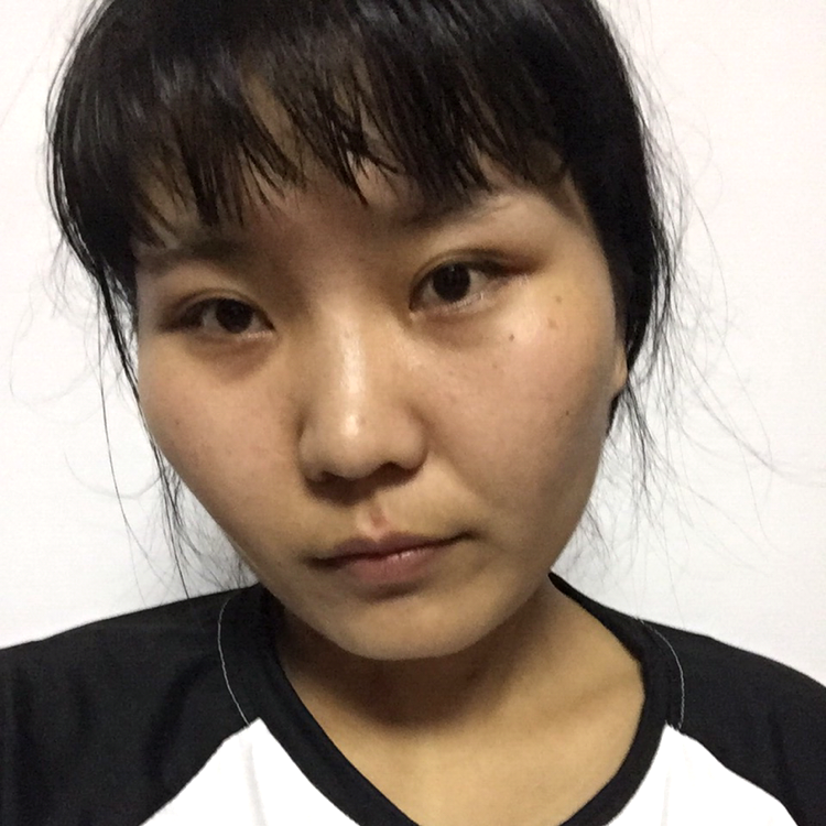 保温杯回眸无语的照片