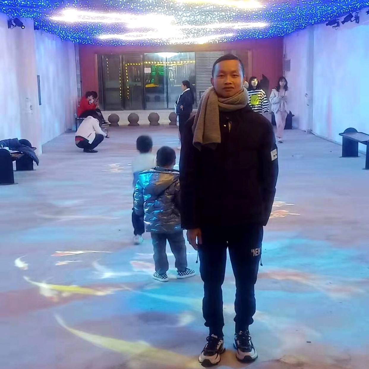 儒雅向溪流的照片
