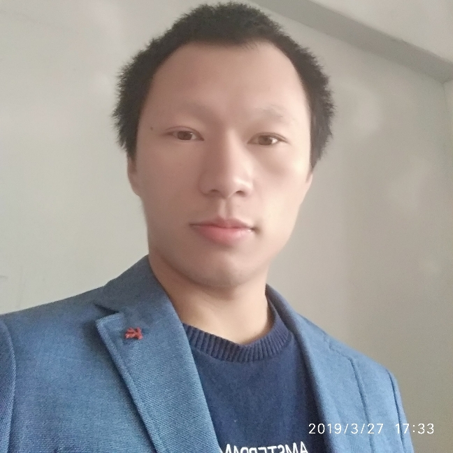 沙漠中行走的男人的照片