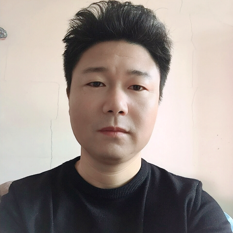 贪玩扯长颈鹿的照片