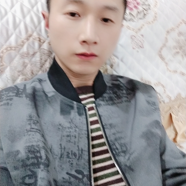 搞怪蹙眉月亮的照片