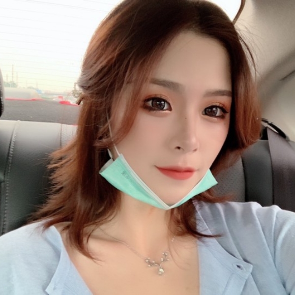 裙子蹁跹害羞的照片