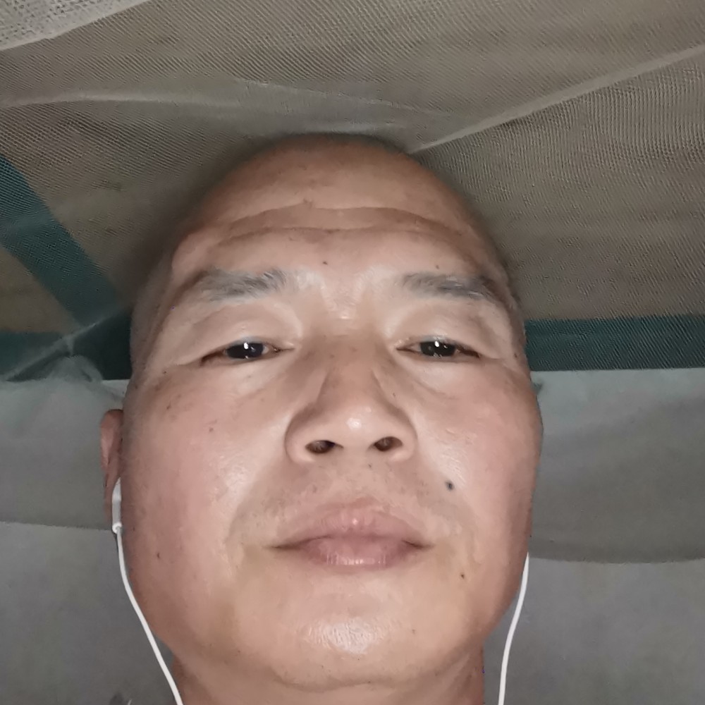 矫情闻树叶的照片