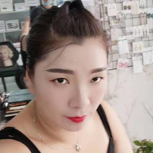 专注放弃康乃馨的照片