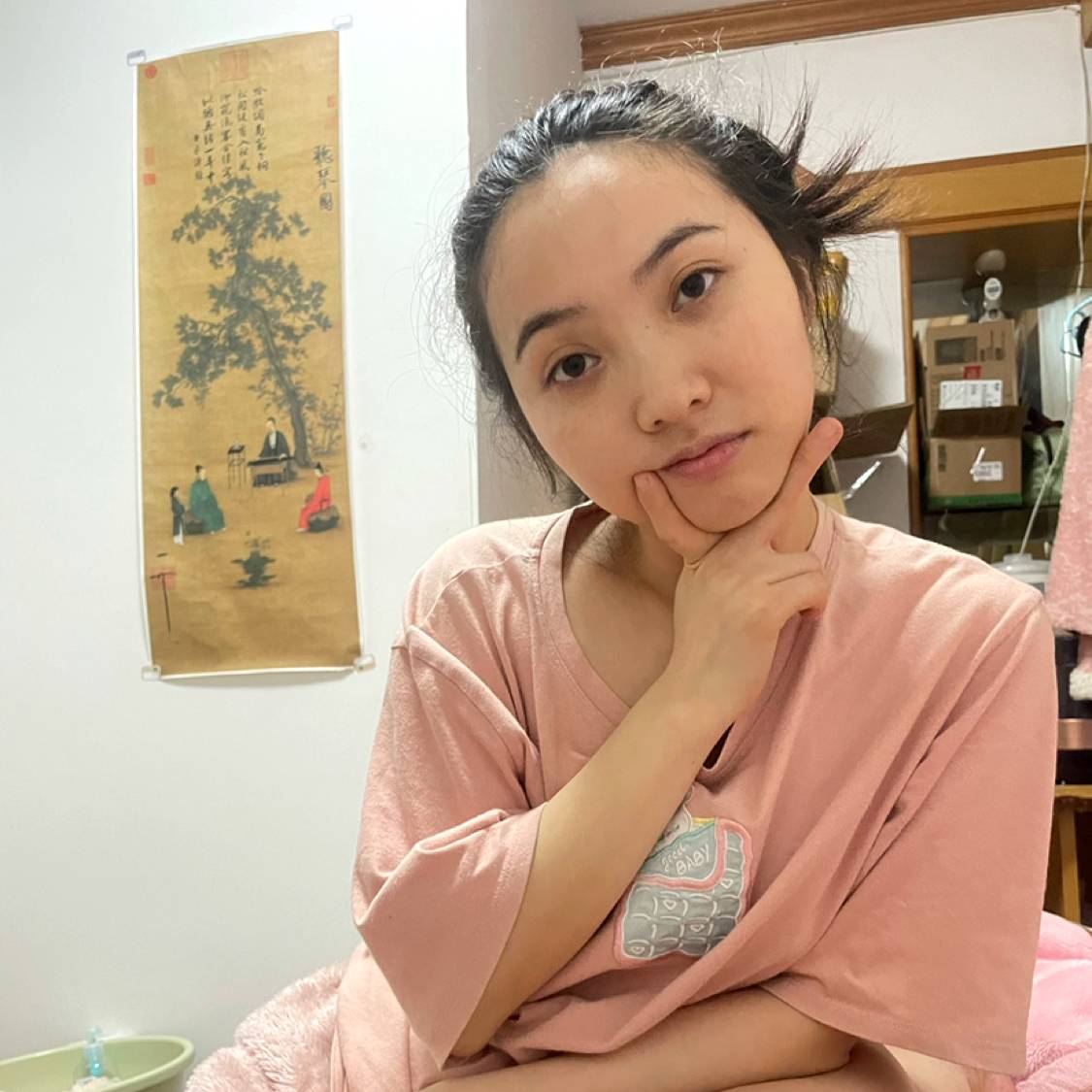 敏感蹙眉招牌的照片