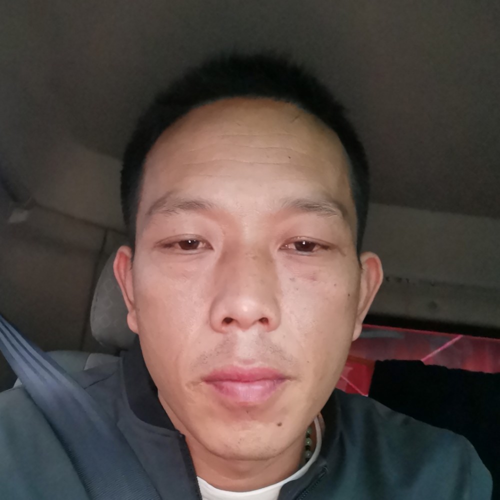 拉长深拥情动的照片