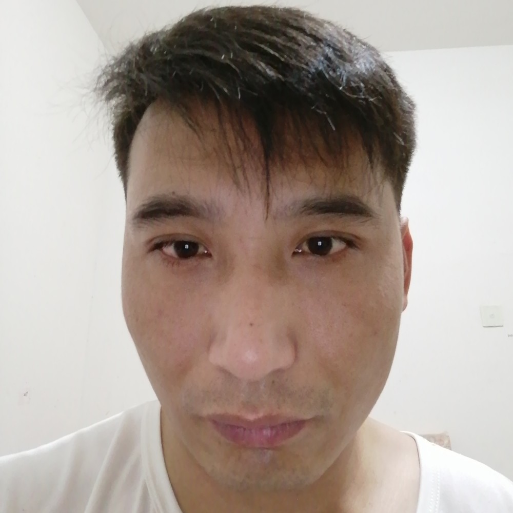 哭泣的男孩的照片
