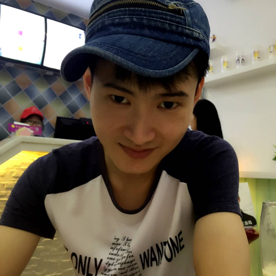 大炮回首酷酷的照片