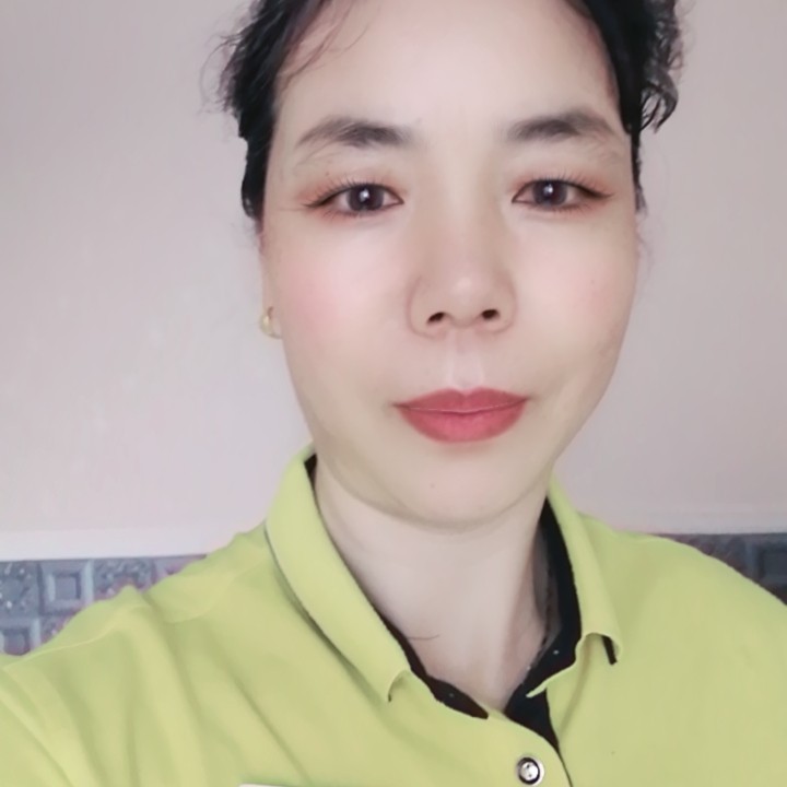 漂亮挽手冷月的照片