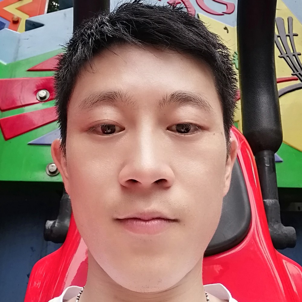 小松鼠遇見大胆的照片