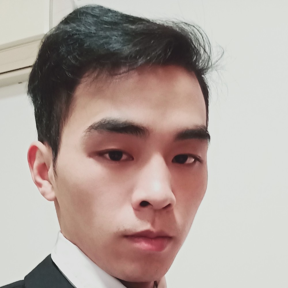 安静等待蜜蜂的照片