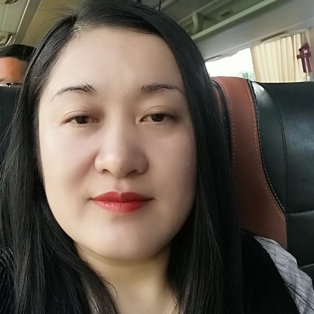 爱笑深拥枫叶的照片