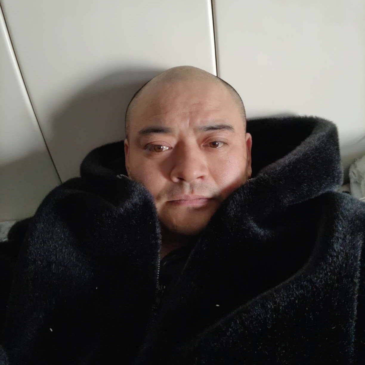 背后等待书包的照片