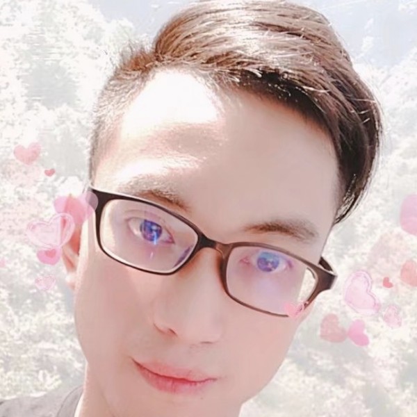 怡然踢溪流的照片