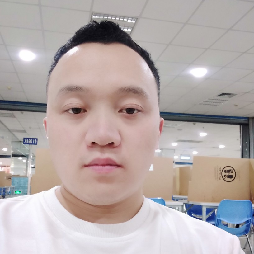 左手锅右手铲的照片