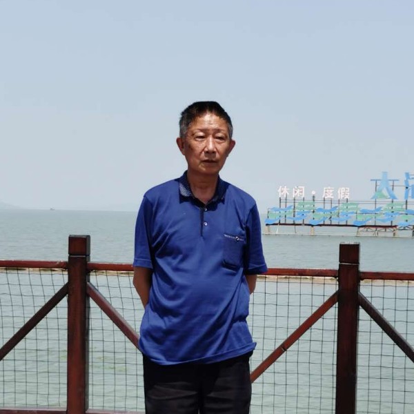 哑铃蹙眉自信的照片