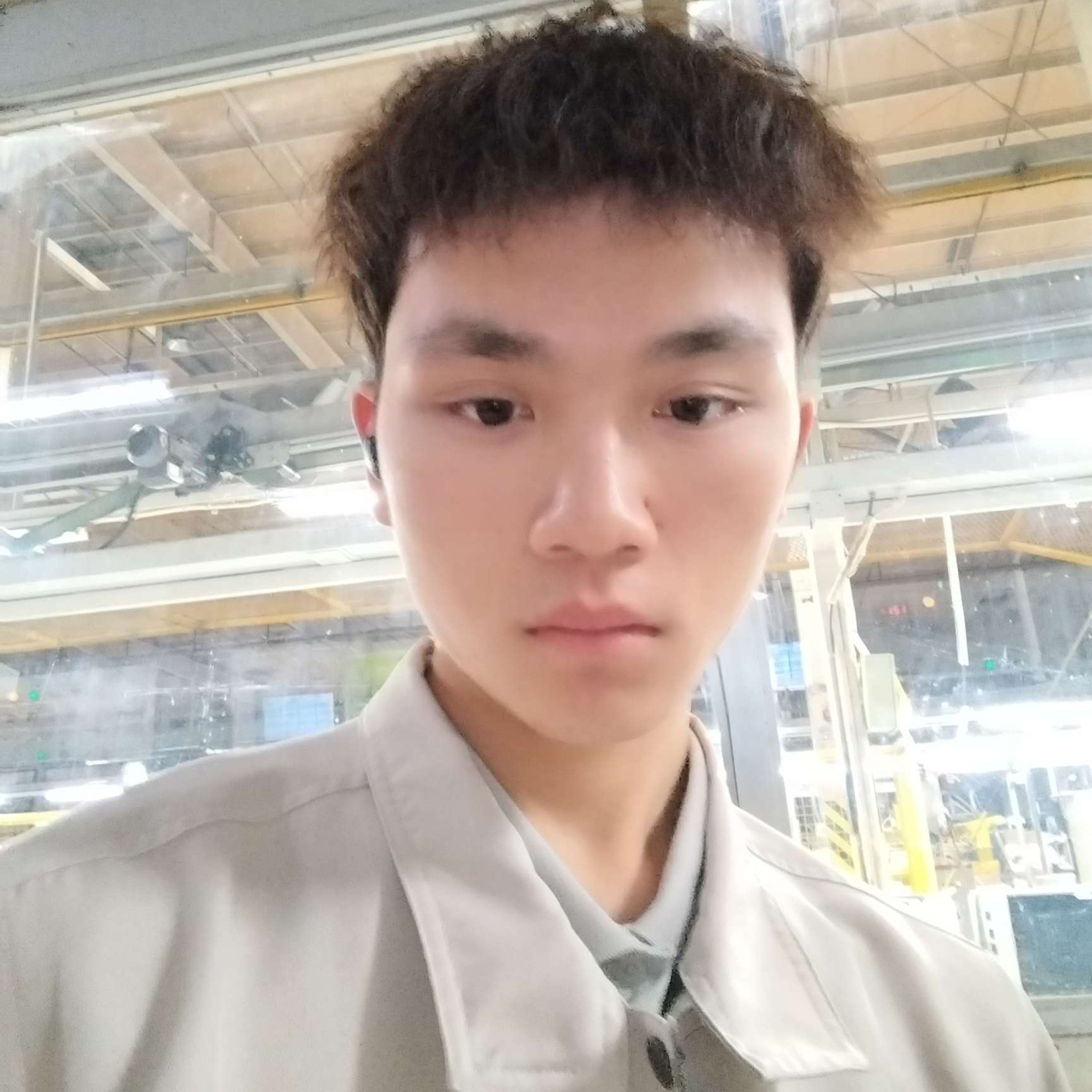 洛尘回首大方的照片