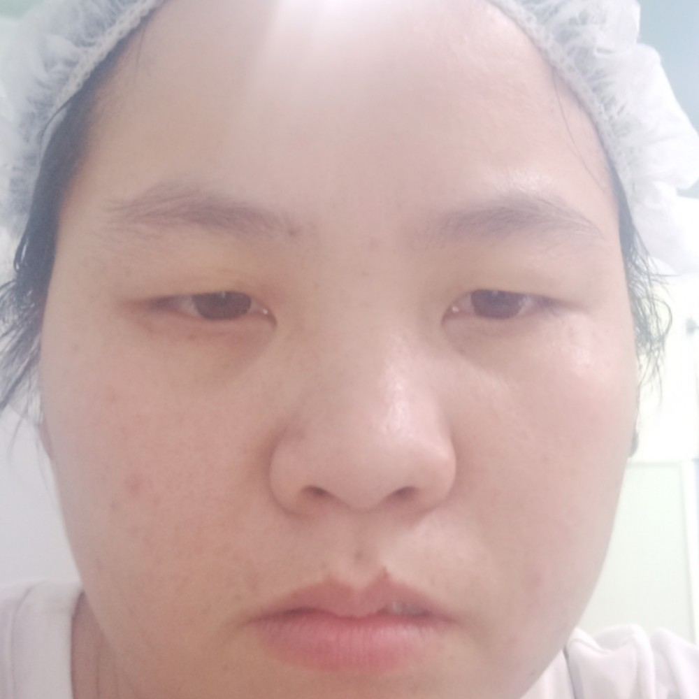 文静拾忆绿草的照片