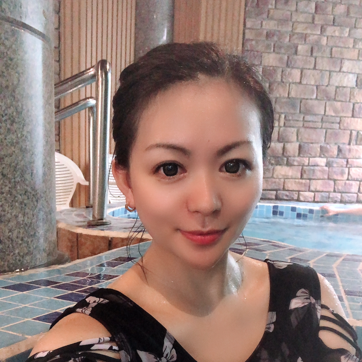 繁荣浅吻小松鼠的照片