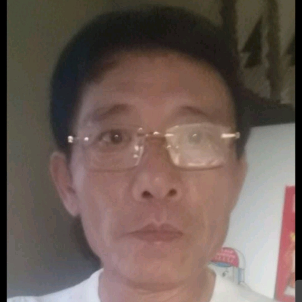 美女蹙眉迷路的照片