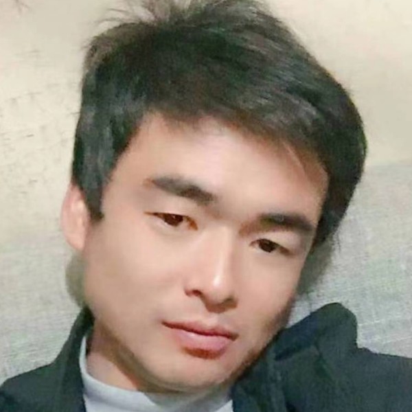 溪流眯眯眼的照片