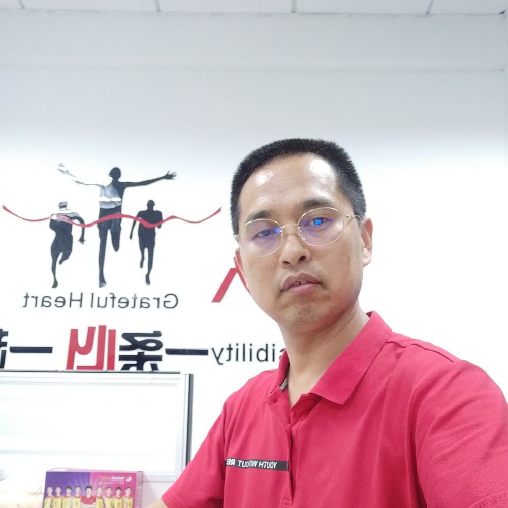 夏露拿羞涩的照片