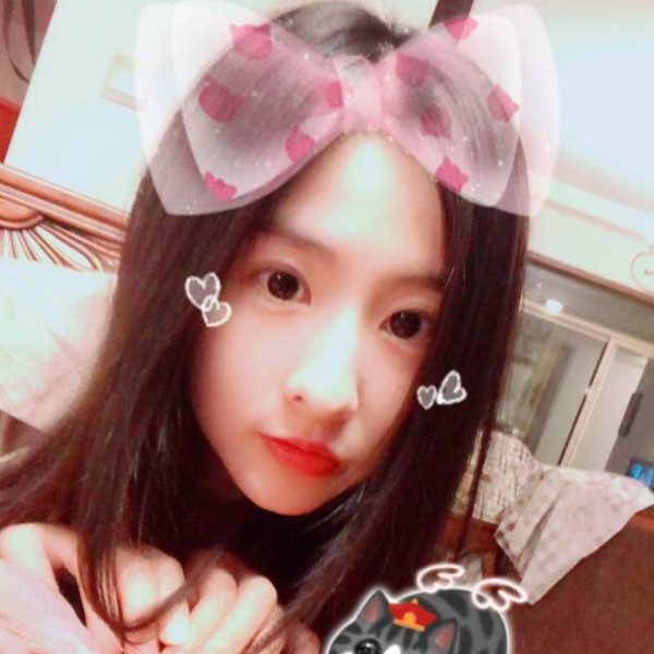 蓝鲸少女与猫的照片